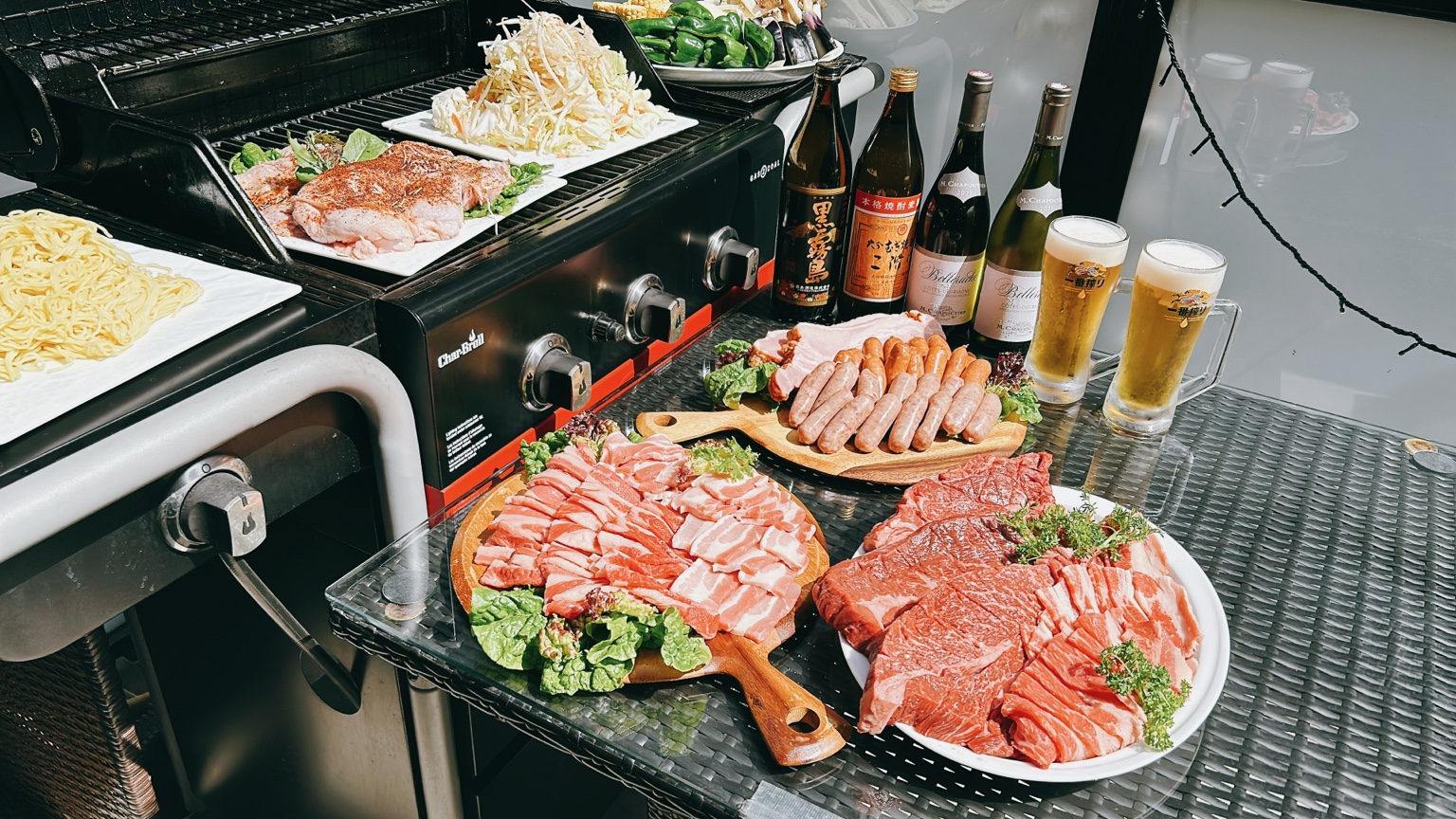 肉や野菜、ドリンクを揃えたBBQ